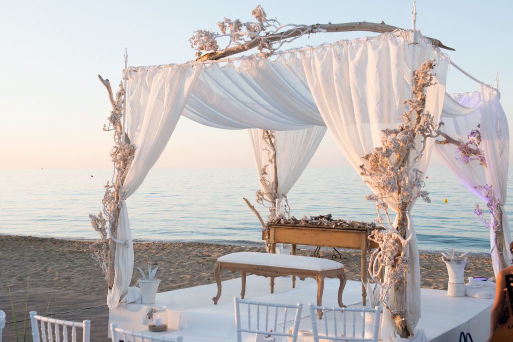 Houppa de mariage sur le sable