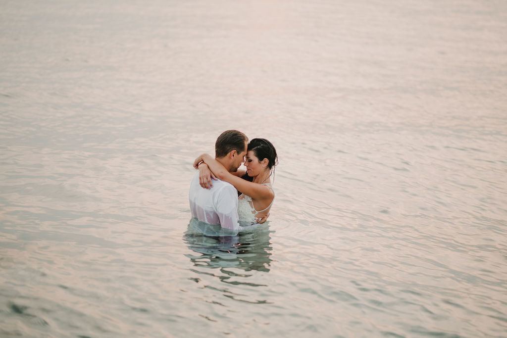 trash the dress dans la mer
