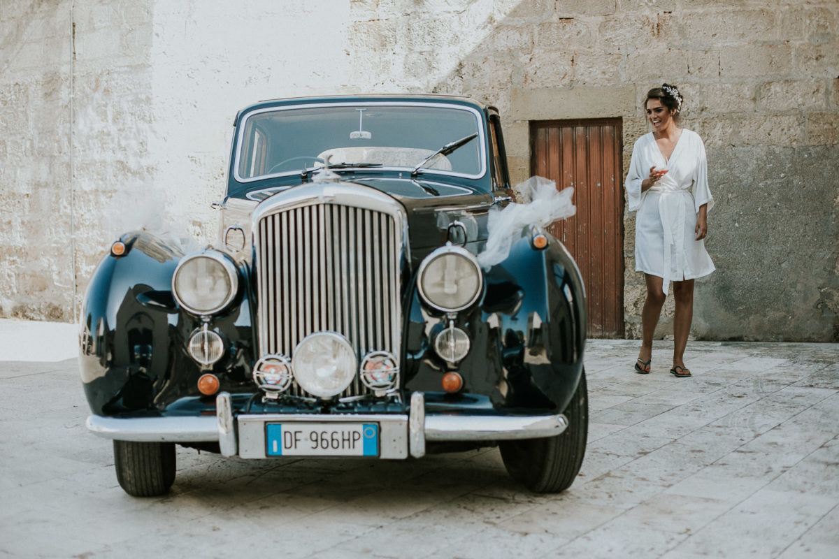 N'oubliez pas de personnaliser la voiture des mariés avec le