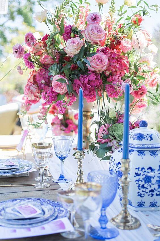 détails table de mariage avec céramique et roses