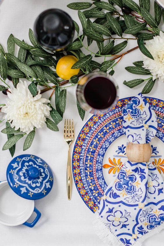 détails table de mariage colorée